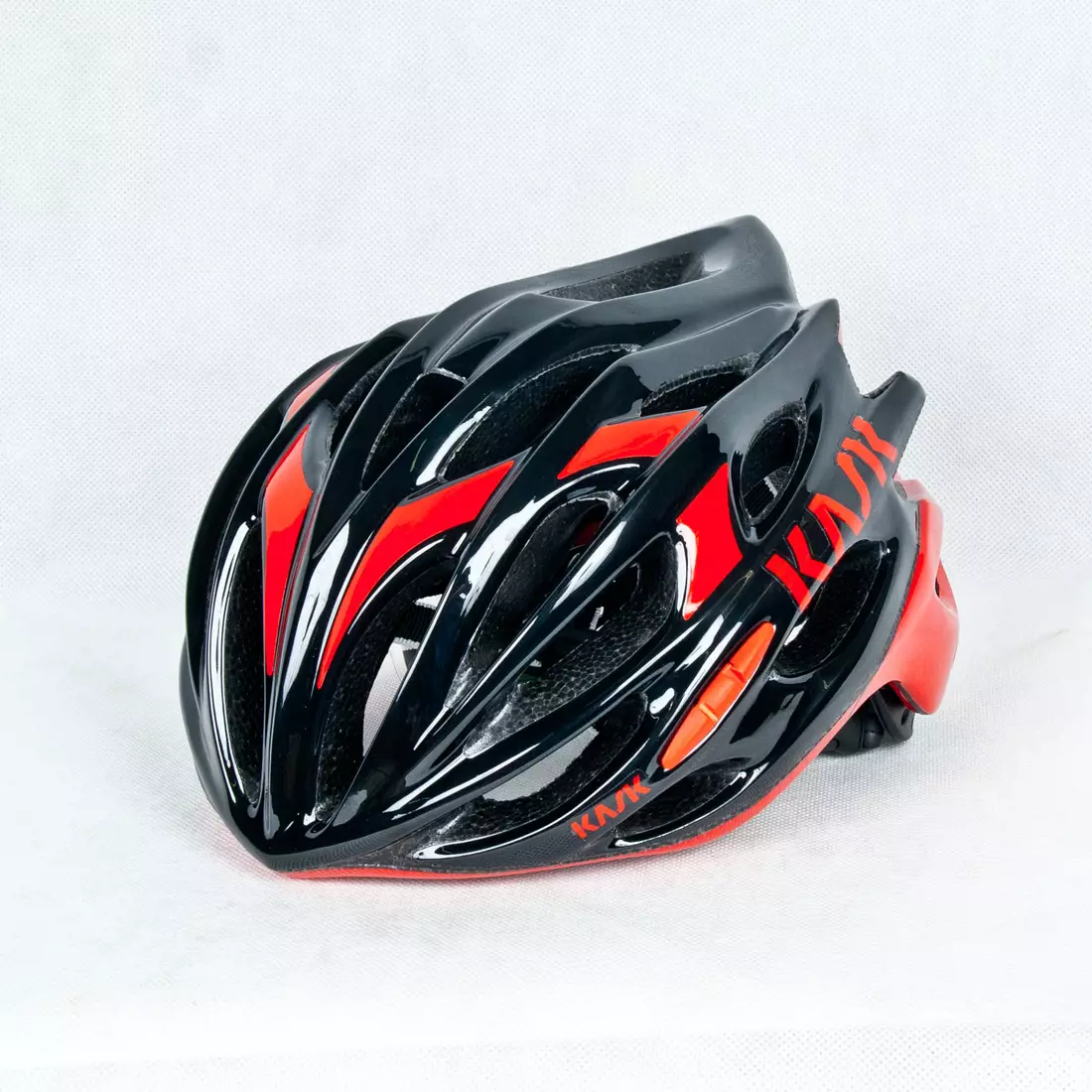 MOJITO HELMET - cyklistická prilba CHE00044.226 farba: čierna a červená
