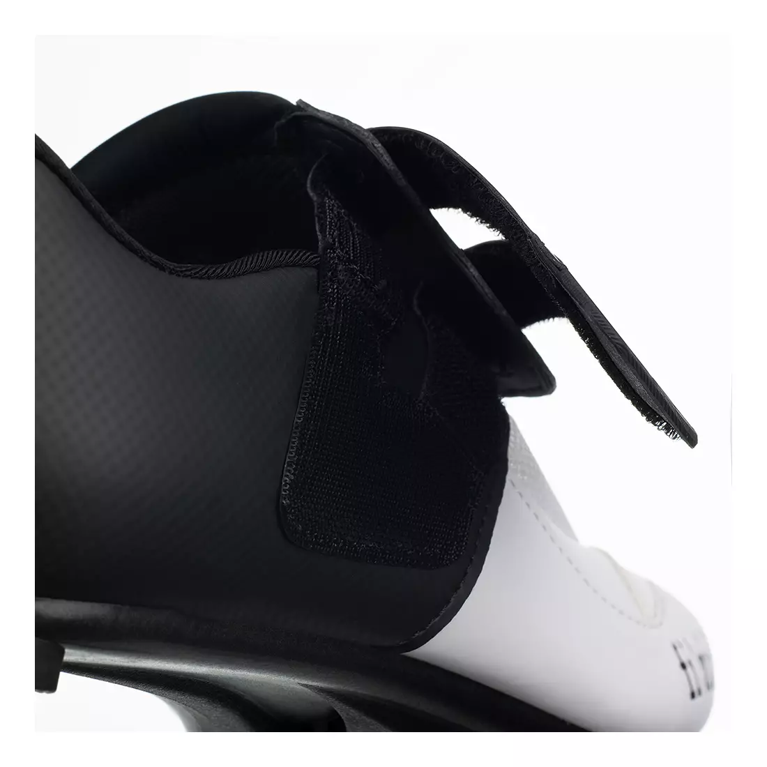 Triatlonová cyklistická obuv FIZIK TRANSIRO POWERSTRAP R4 biela čierna
