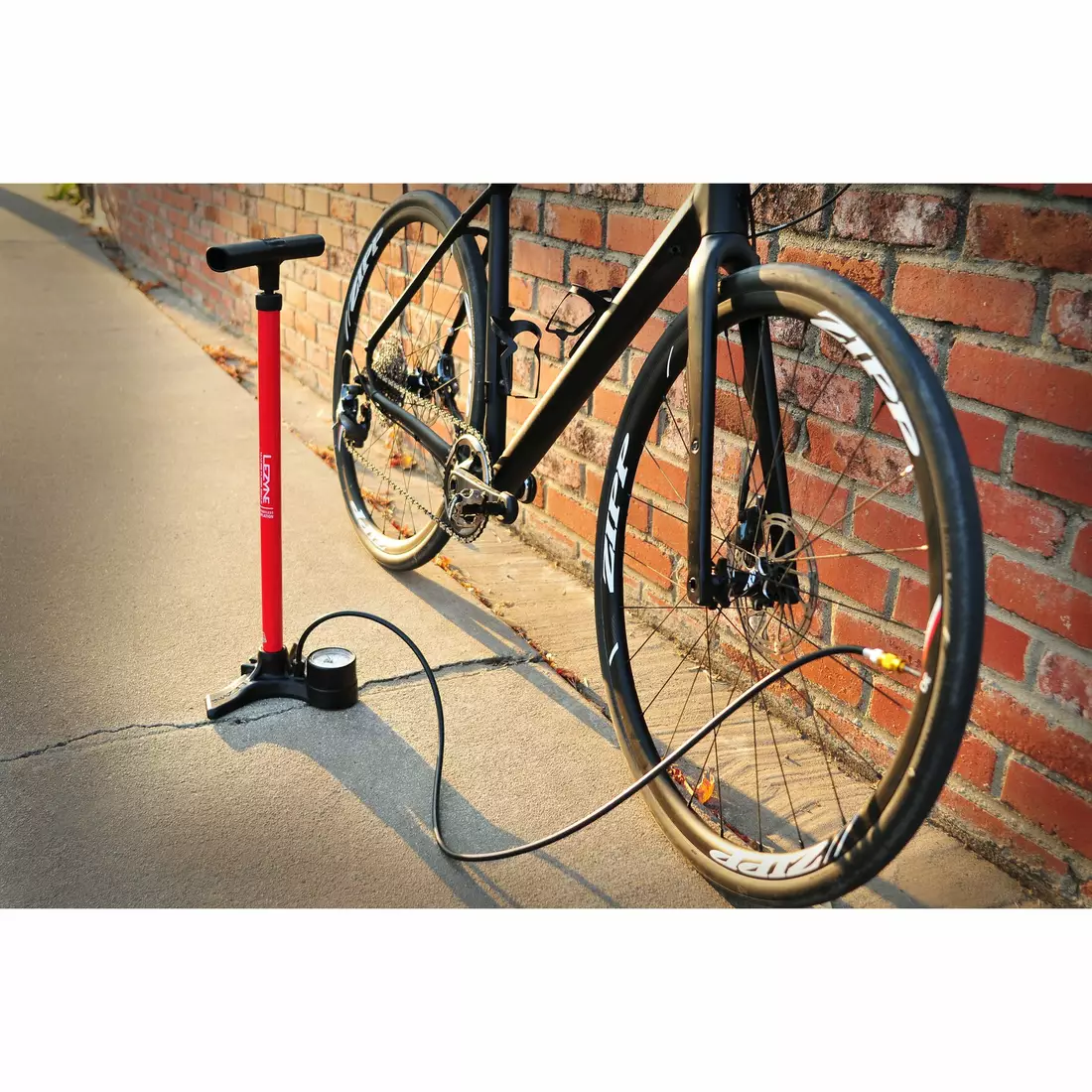 LEZYNE podlahová pumpa na bicykel macro floor drive abs-1 chuck 220psi červená LZN-1-FP-MAFL-V115