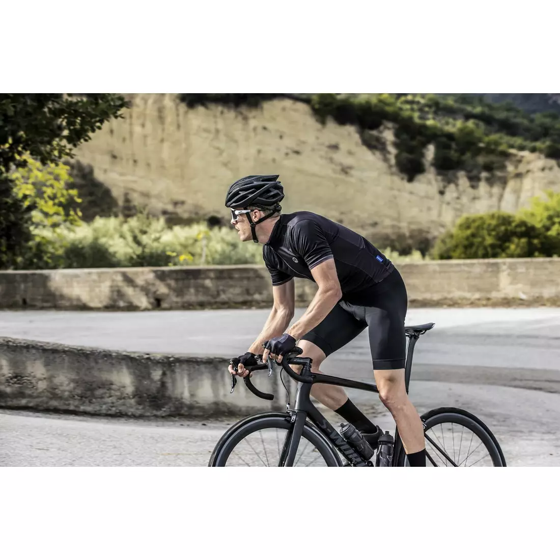 ROGELLI ESSENTIAL pánsky cyklistický dres, čierna