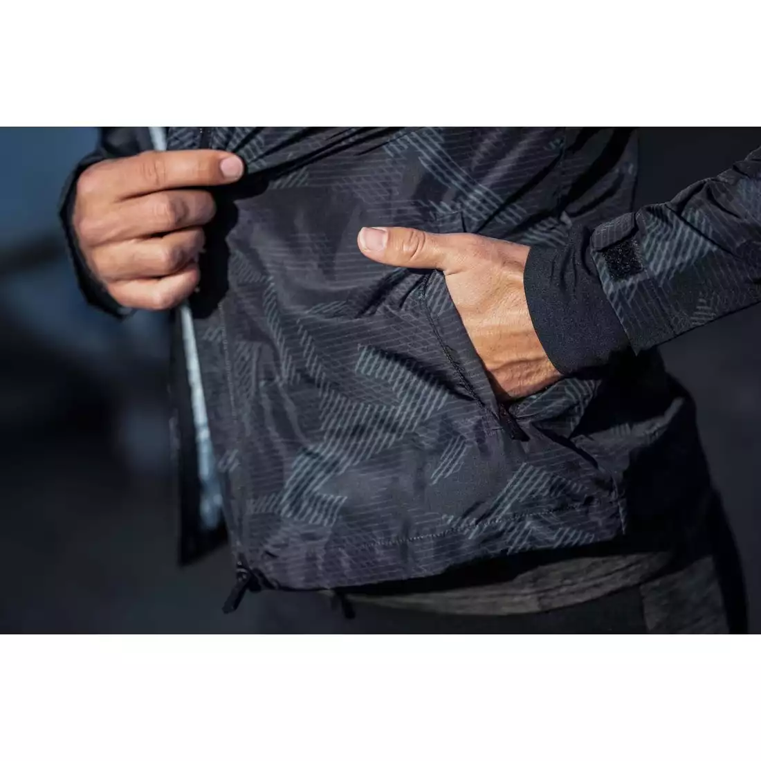 Rogelli CAMO pánska bunda, vetrovka na behanie, čierna a khaki