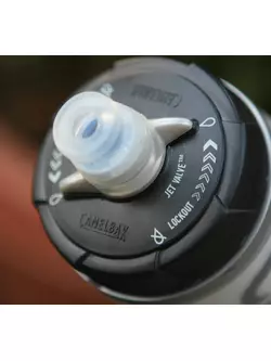 Camelbak SS17 termálna fľaša na vodu s rukoväťou na beh Quick Grip Chill 21oz / 620 ml Black/Cherry Tomato 1040003900