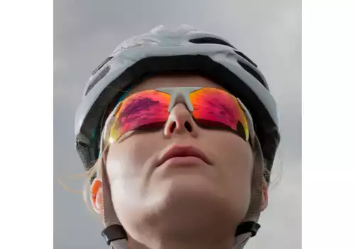Fotochromatické okuliare na bicykel alebo športové okuliare s výmennými sklami, ktoré sú lepšie?